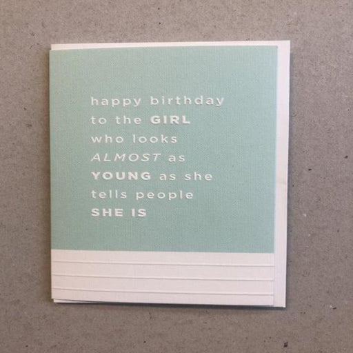 Kaart Happy Birthday To The Girl Who Looks Almost As Young As She Tells People She Is Krossproducts | De online winkel voor hebbedingetjes